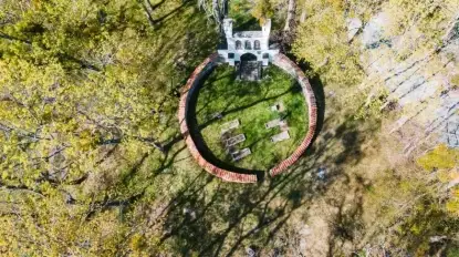 Ten cmentarz na Mazurach warto zobaczyć. Nie ma takiego drugiego