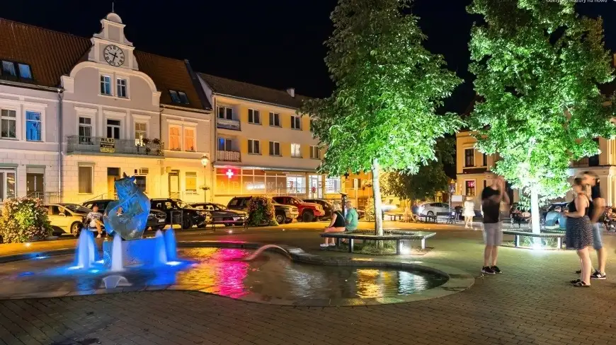 Zaglądamy do mazurskich miast nocą. Jak po zmroku wyglądają Mikołajki?