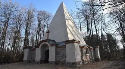 Piramida w Rapie na Mazurach. Dlaczego taki obiekt powstał?