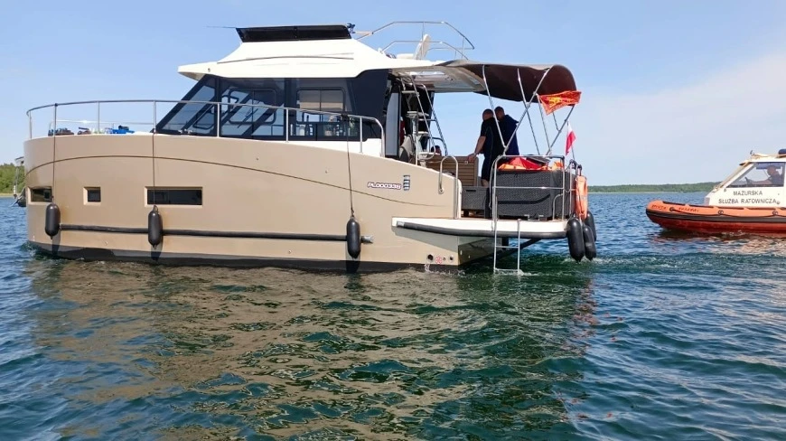 Akcja na Śniardwach. Houseboat zaczął nabierać wody