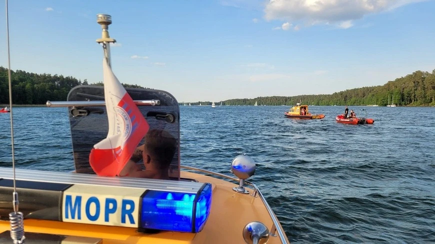Wskoczył do jeziora i już nie wypłynął. Trwają poszukiwania mężczyzny