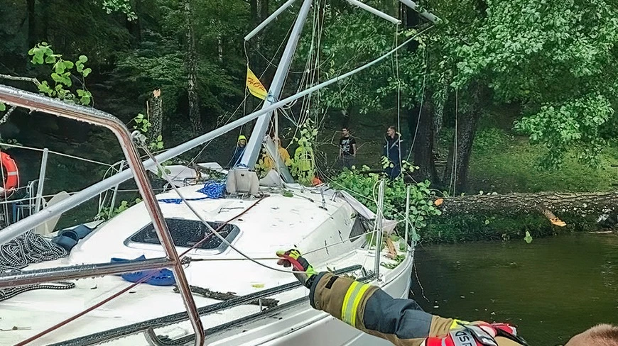 Burze przeszły przez Mazury. Na jacht spadło drzewo