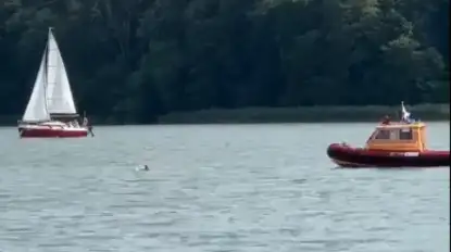 Taka kąpiel w jeziorze na Mazurach może być niebezpieczna i kosztowna