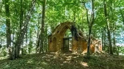 7 tajemniczych, zagadkowych miejsc na Mazurach, które warto zobaczyć