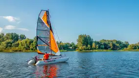 Katamarany – od relaksu po regaty. Spędź ciekawy czas na Mazurach!