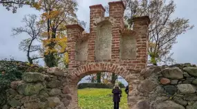 Konserwacja bramy cmentarnej i nowe odkrycia w Bezławkach na Mazurach