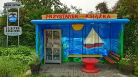 Nietypowy przystanek autobusowy w Bogaczewie na Mazurach – aż chce się czekać!