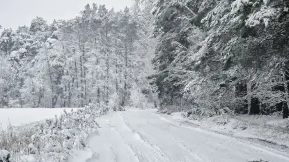 Atak zimy na Mazurach. Śnieżny paraliż w przeddzień Sylwestra. Rekordowe opady i chaos komunikacyjny