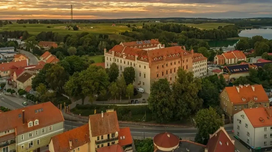 Muzea na Mazurach. Poznaj historię Rynu na zamku, który jest muzeum i hotelem
