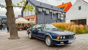 Zlot zabytkowych aut przy restauracji Nóż w wodzie w Mikołajkach - zdjęcie 1