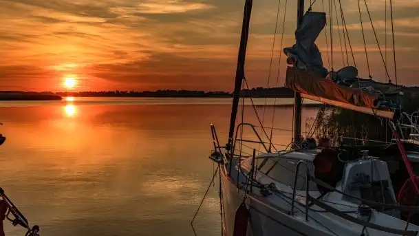 Ognisty zachód przy porcie Ognisty Ptak, jezioro Święcajty