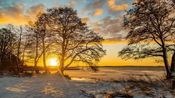 Wschód słońca nad jeziorem Łabap w Radziejach