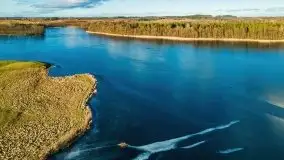 Zimowa sceneria nad plażą przy jeziorze Szóstak - zdjęcie 26