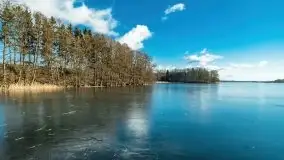 Zimowa sceneria nad plażą przy jeziorze Szóstak - zdjęcie 19