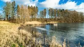 Zimowa sceneria nad plażą przy jeziorze Szóstak - zdjęcie 34