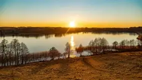 Zachód słońca nad grodziskiem Święta Góra i jeziorem Wojnowo, luty 2022 r. - zdjęcie 15