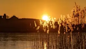 Zachód słońca nad grodziskiem Święta Góra i jeziorem Wojnowo, luty 2022 r. - zdjęcie 24