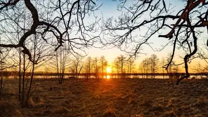 Zachód słońca nad jeziorem Kirsajty, marzec 2022 r.