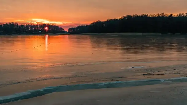 Marcowy zachód słońca nad jeziorem Kisajno