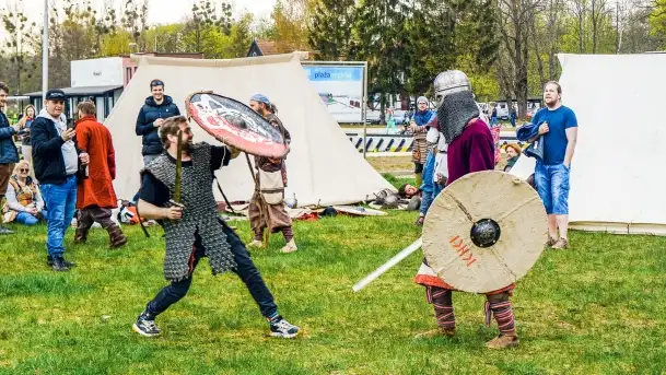 Wikingowie i średniowieczne klimaty na zdjęciach z otwarcia sezonu w Giżycku - zdjęcie 1