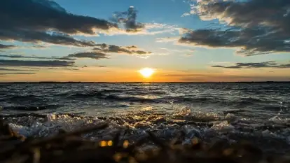 Zachód słońca nad jeziorem Dobskim, kwiecień 2022