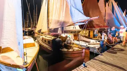 Nocne zdjęcia z XXIII zlotu klubu Jacht Oldtimet, Stranda, sierpień 2022