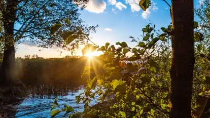 Jesienny zachód słońca nad jeziorem Mój, październik 2022