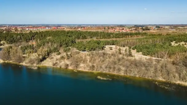 Cmentarz wojenny Jagerhohe i jezioro Święcajty na początku wiosny, 2022 - zdjęcie 9