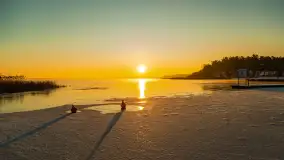 Zimowy wschód słońca w PTTK Wilkasy nad jeziorem Niegocin - zdjęcie 1