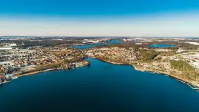 Zimowe Mrągowo, nad jeziorem Czos, okolice amfiteatru z drona - zdjęcie 1