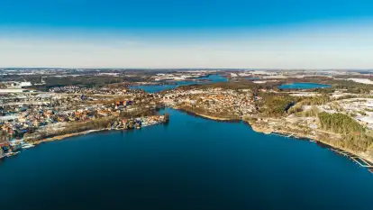 Zimowe Mrągowo, nad jeziorem Czos, okolice amfiteatru z drona