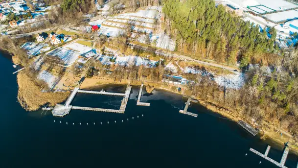 Zimowe Mrągowo, nad jeziorem Czos, okolice amfiteatru z drona - zdjęcie 2