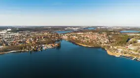 Zimowe Mrągowo, nad jeziorem Czos, okolice amfiteatru z drona - zdjęcie 35