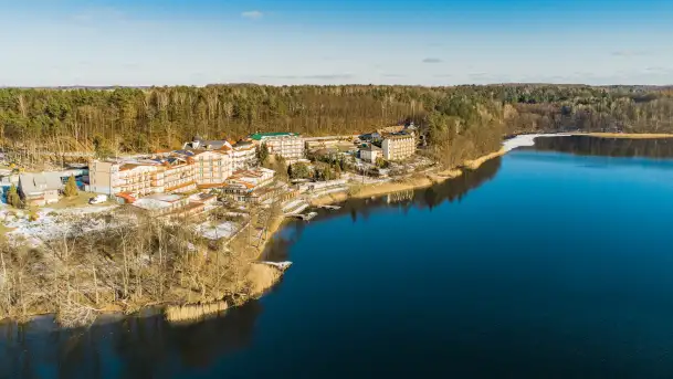 Zimowe Mrągowo, nad jeziorem Czos, okolice amfiteatru z drona - zdjęcie 11