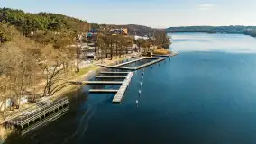 Zimowe Mrągowo, nad jeziorem Czos, okolice amfiteatru z drona - zdjęcie 21