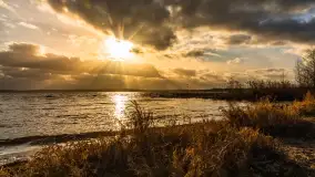 Zachód słońca nad Niegocinem widoczny z dzikiej plaży - zdjęcie 10