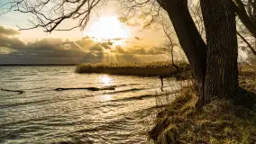 Zachód słońca nad Niegocinem widoczny z dzikiej plaży - zdjęcie 26