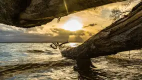 Zachód słońca nad Niegocinem widoczny z dzikiej plaży - zdjęcie 25