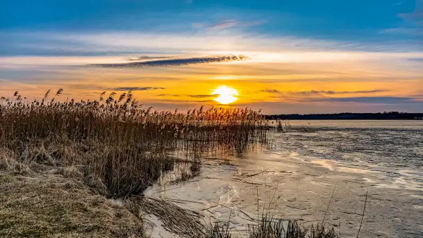 Zachód słońca nad jeziorem Mamry, plaża miejska w Węgorzewie