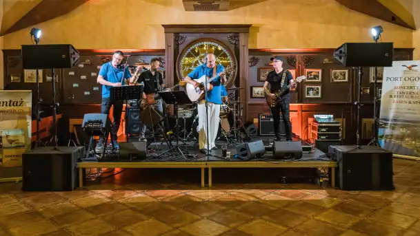 Grają na Mazurach, Shantaż w tawernie Albatros - zdjęcie 10