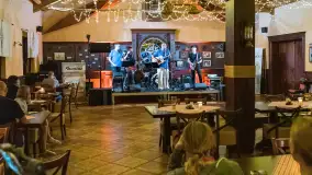 Grają na Mazurach, Shantaż w tawernie Albatros - zdjęcie 8