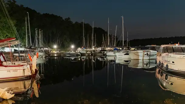 Nocne zdjęcia portu Łabędzi Ostrów, lipiec 2023 r.