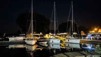 Nocne zdjęcia w porcie Marina Górkło, lipiec 2023 r.