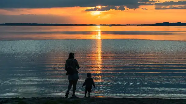 Zachód słońca, jezioro Dargin i wyspa Poganckie Kępy