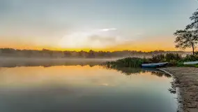 Wrześniowy i mglisty wschód słońca nad jeziorem Mój - zdjęcie 30