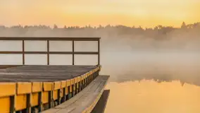 Wrześniowy i mglisty wschód słońca nad jeziorem Mój - zdjęcie 33