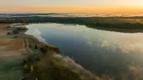 Wrześniowy i mglisty wschód słońca nad jeziorem Mój - zdjęcie 41