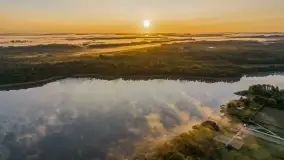 Wrześniowy i mglisty wschód słońca nad jeziorem Mój - zdjęcie 68