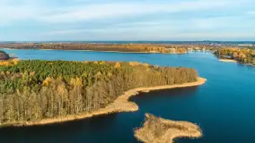 Kisajno, Piękna Góra i Łabędzi Ostrów w jesiennych kolorach z lotu ptaka - zdjęcie 23