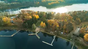 Kisajno, Piękna Góra i Łabędzi Ostrów w jesiennych kolorach z lotu ptaka - zdjęcie 2